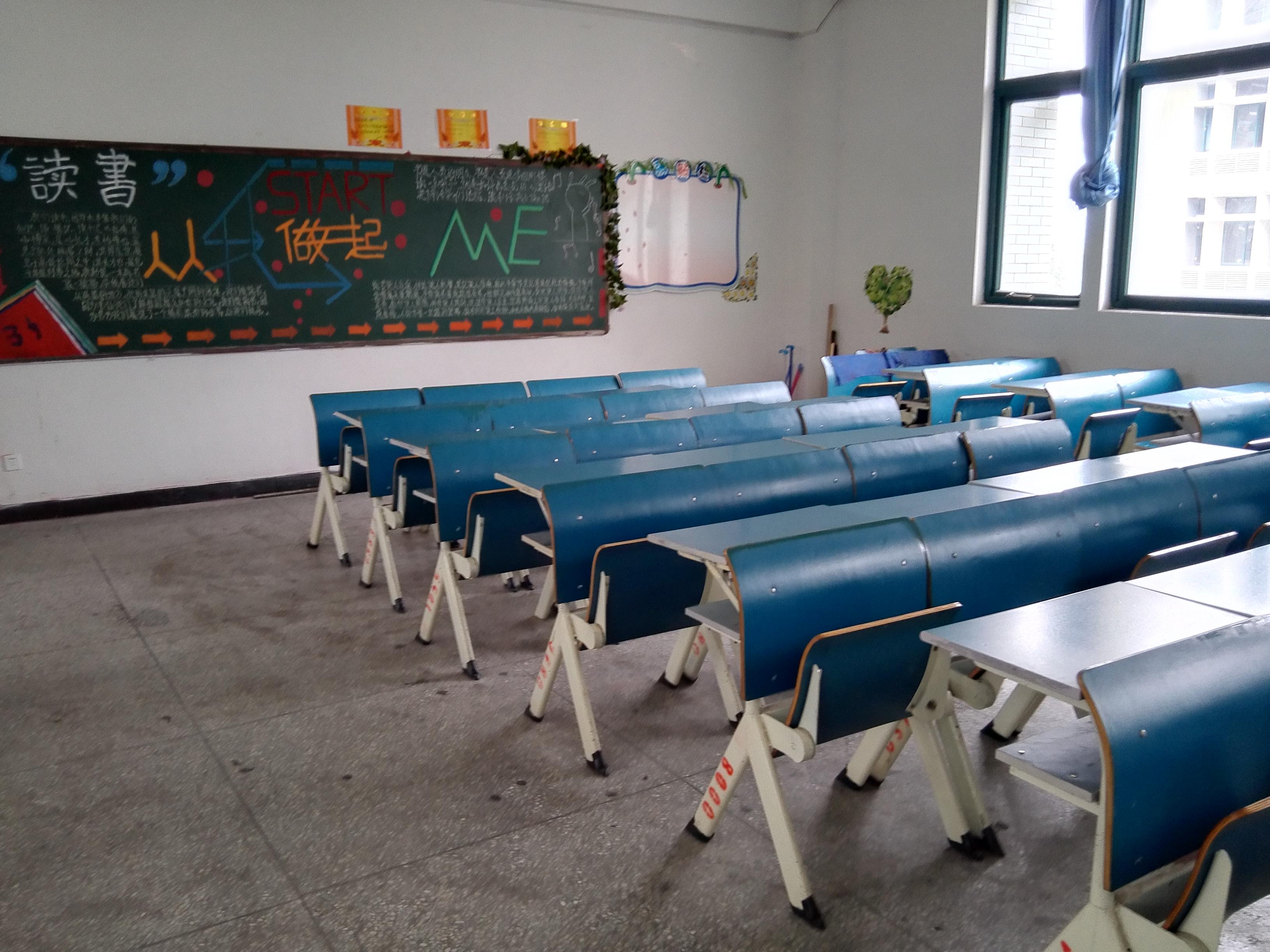 我系举办“劳动最光荣”教室卫生大检查 我系举办“劳动最光荣”教室卫生大检查